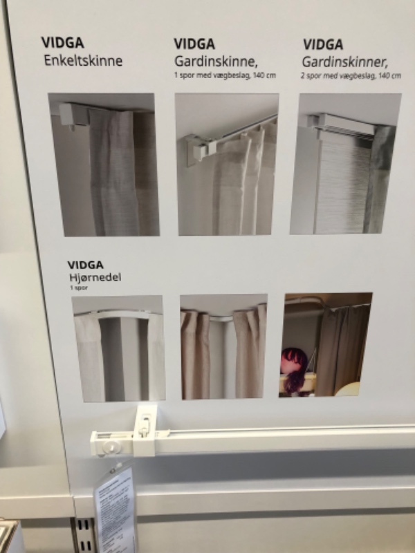 Opsætning af gardin skinne med et mindre hjørne beslag også skal monteres i beton loft,.