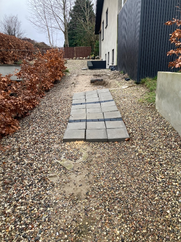 Lægning af flise opgang til hoveddør - ikke kørebelægning.