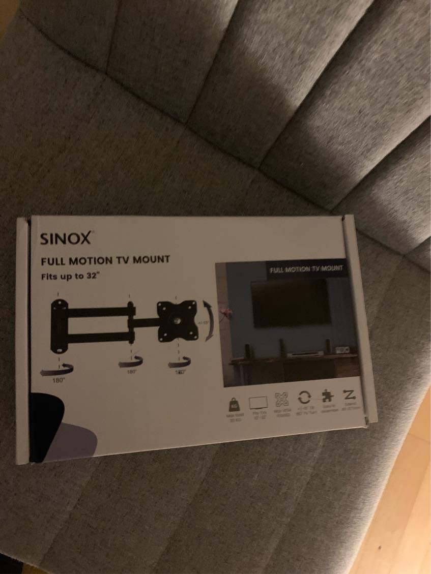 Ophæng af Spejl, tv og gardin. Samling af konsolbord. 