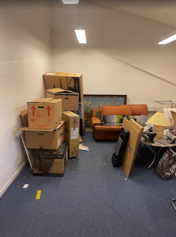 kontor lokaler ryddes og smides ud,