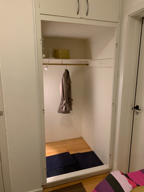 Bygget en lille kasse om el-måler og fjernet garderobe ramme