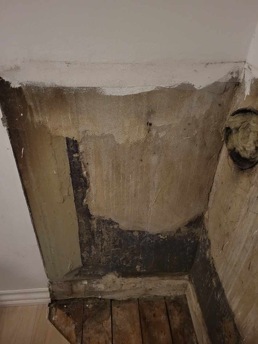 Lukket hul fra pejs og malet/filtet