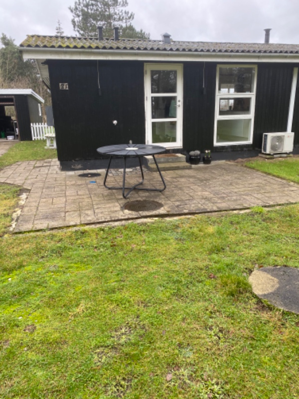 Jeg skal have lagt nye fliser samt fræset et bed og kørt nyt jord på i mit sommerhus i Falsled