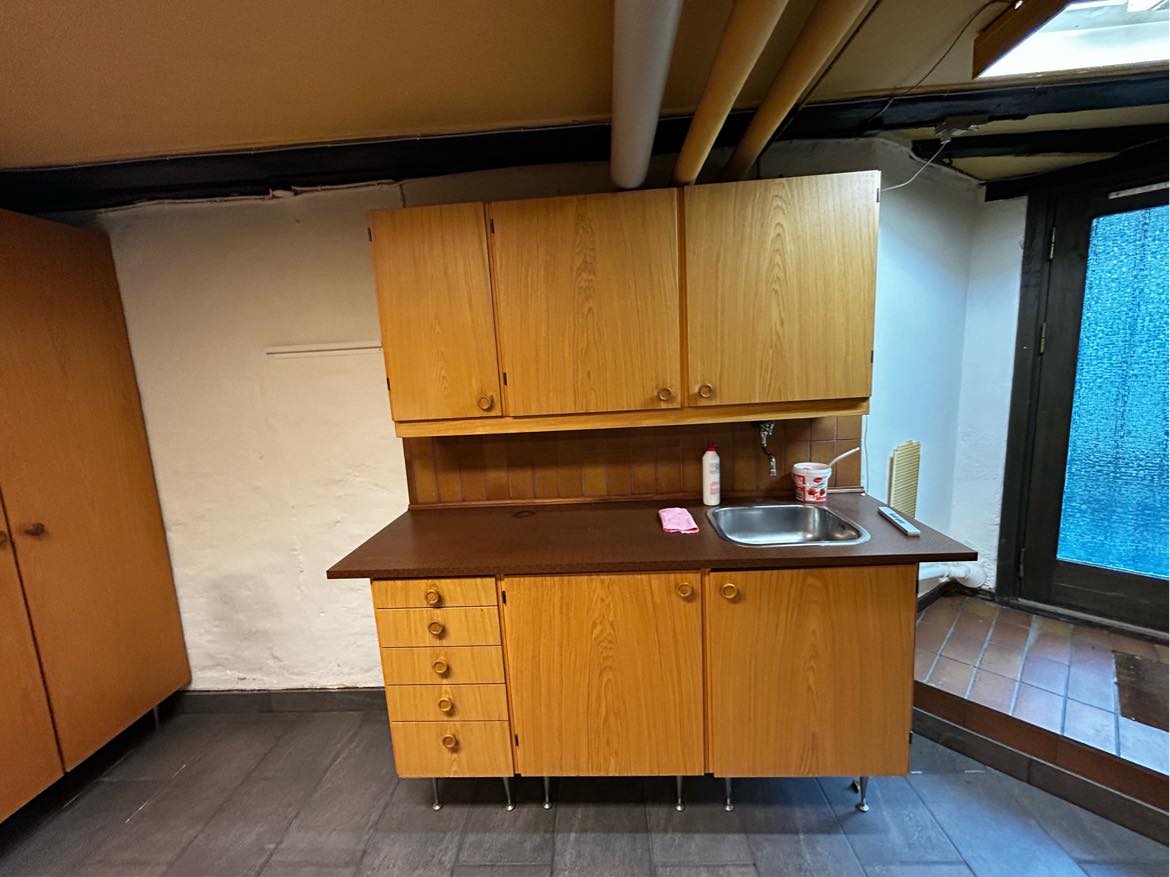 Vi skal have fjernet højskabe og køkken og have kørt væk på genbrug/losseplads