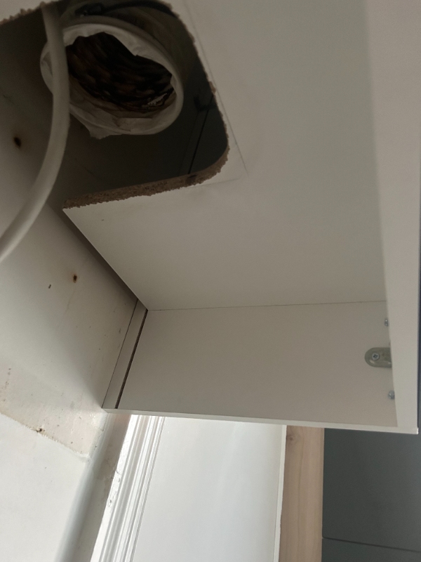 Montering af emhætte og køleskabslåge