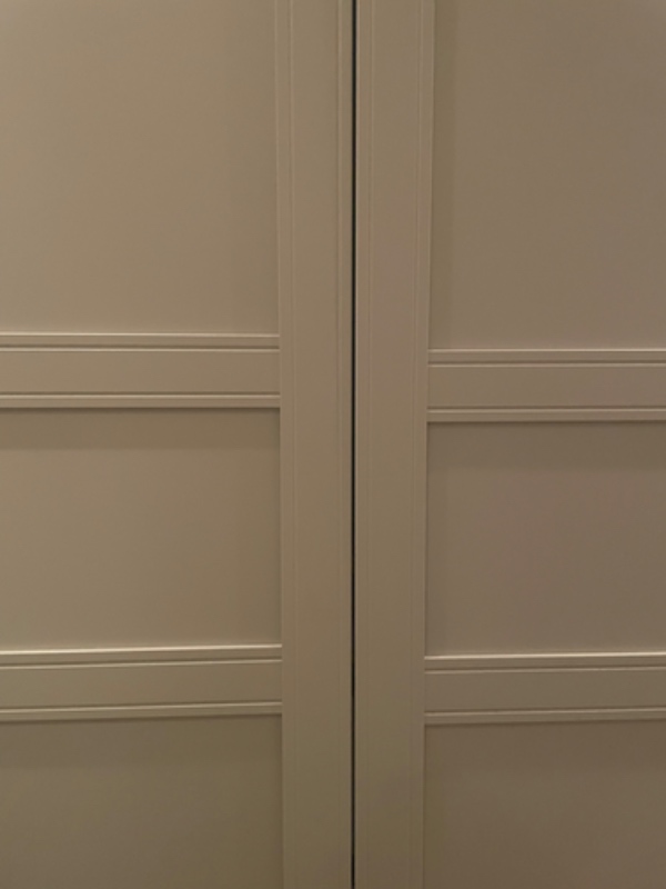 Justeret 4 døre på pax skabe , så de står i niveau med hinanden. Lige nu er de skæve 😊