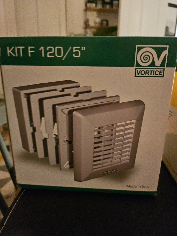 Installation af ventilator på badeværelse.