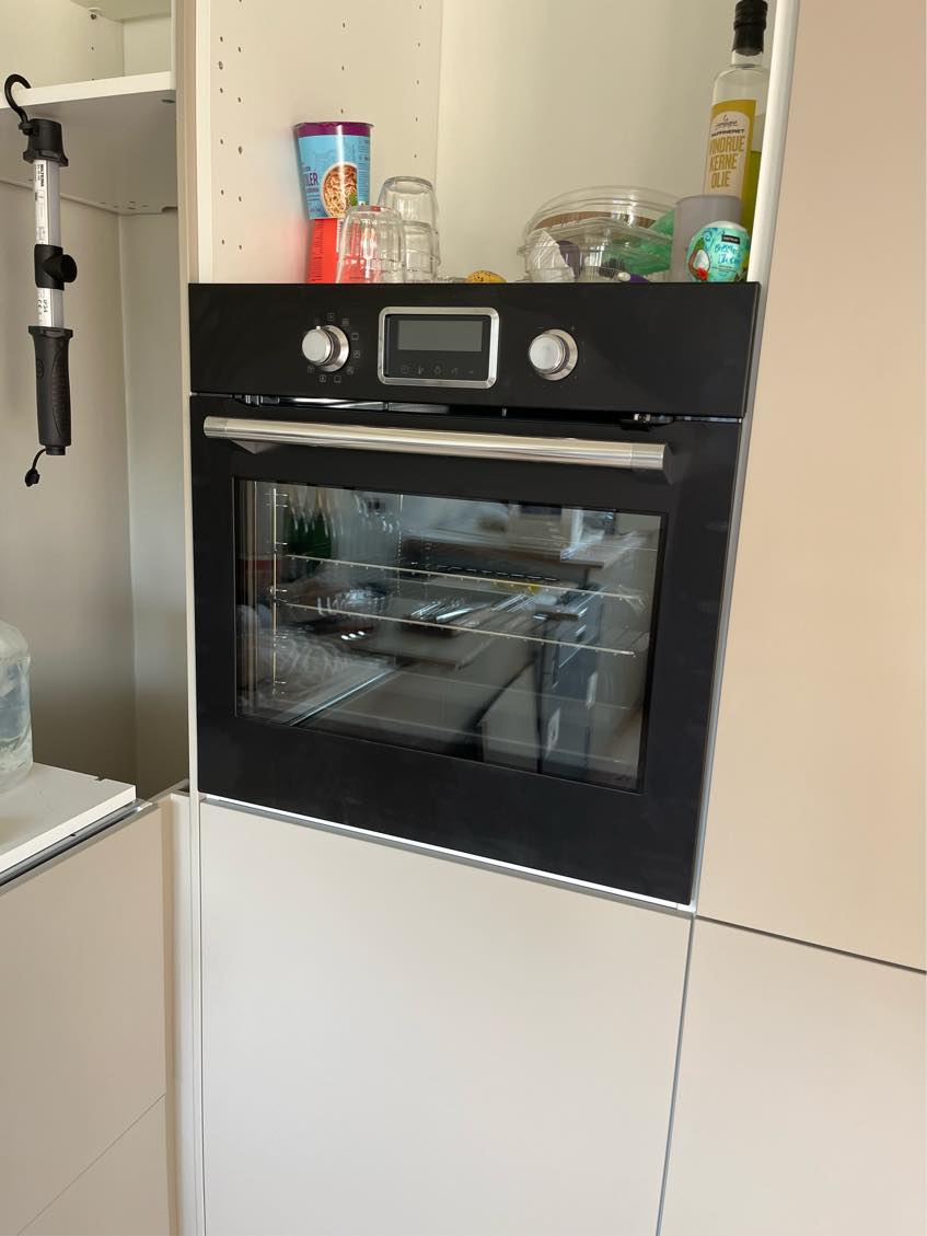 El tilslutninger af ovn og komfur i ny opsat køkken