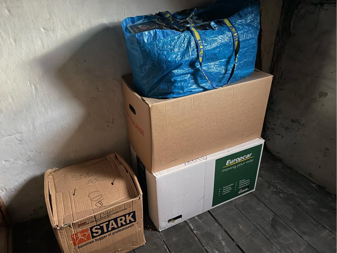 Hente ting på loftsrum og køre det til genbrug