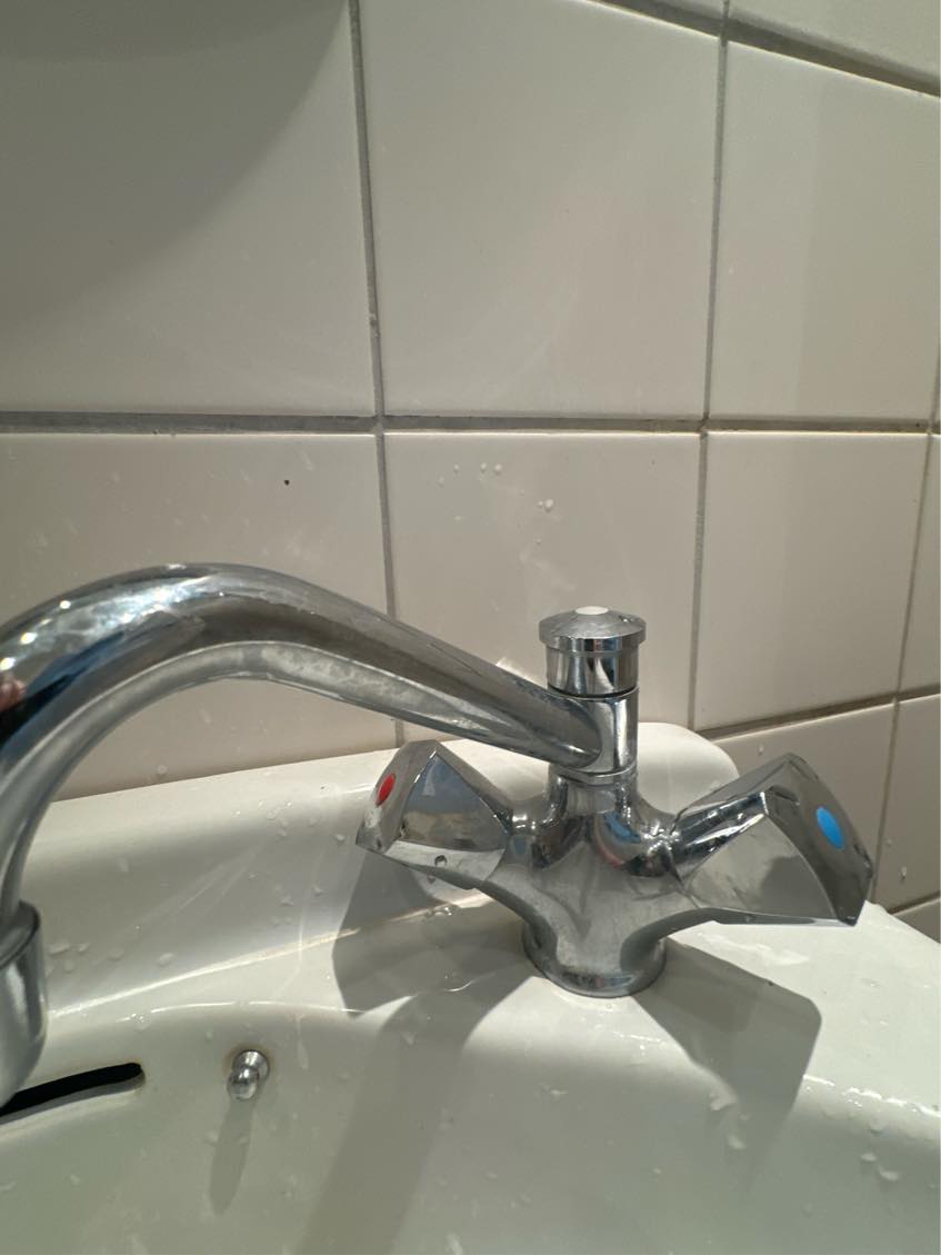 Vandhane på badeværelse er løs, og drypper