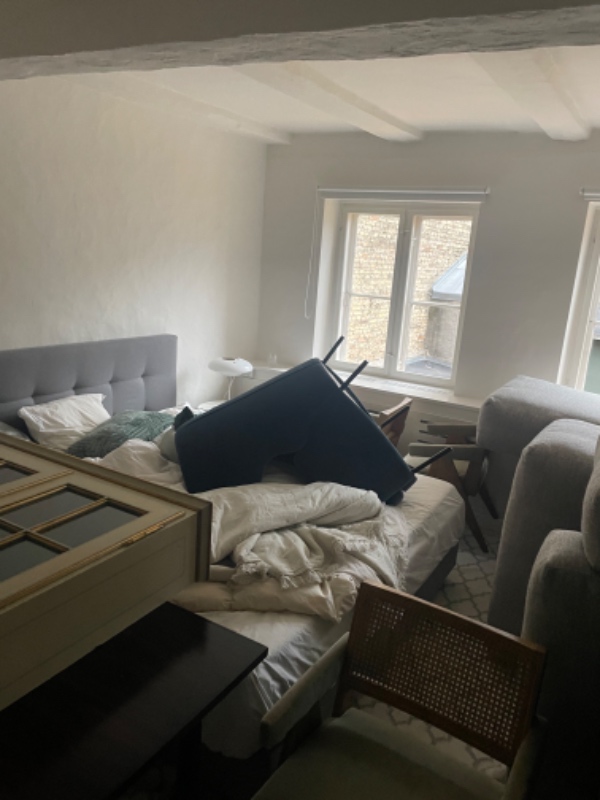 Flytte møbler fra et værelse til andet i samme lejlighed