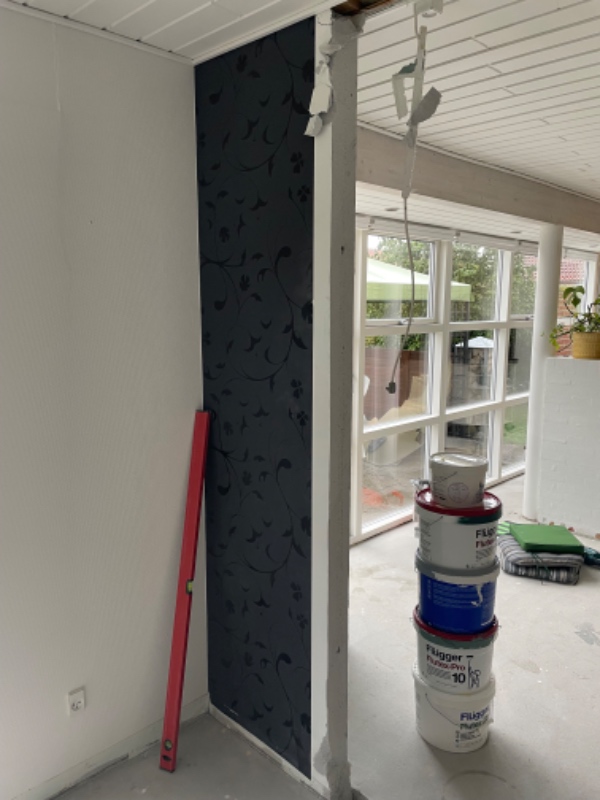 Spartel og tapetsering af væg