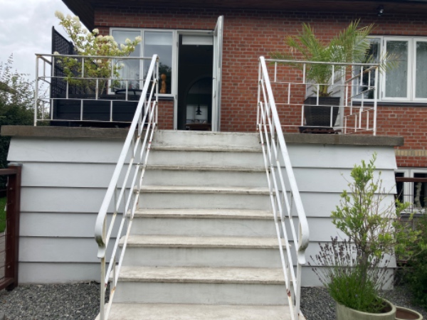 Afrensning og maling af udendørs gelændet