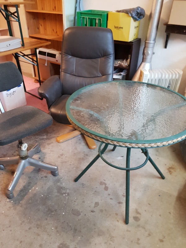 Flyttet lænestol, rundt bord, lille kontorstol på hjul fra kælderrum 170 m væk til min bopæl