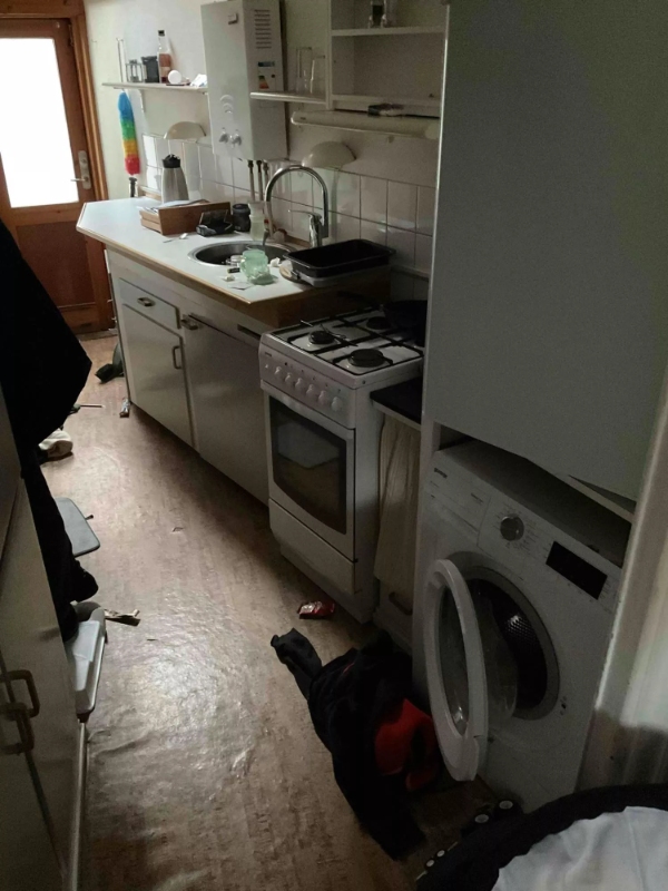 Rydning af et lille byhus i Rønne.