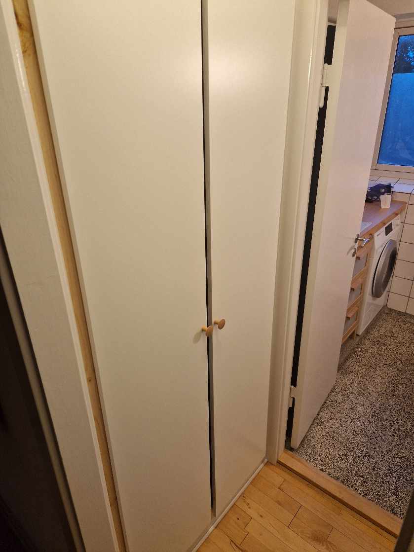 Hjælp til at sætte 2 skabslåger op