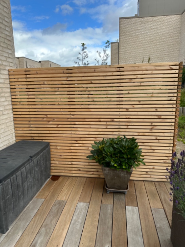 Maling af halv hegn på terrasse, lavet af dobbelt fag af reglar pinde