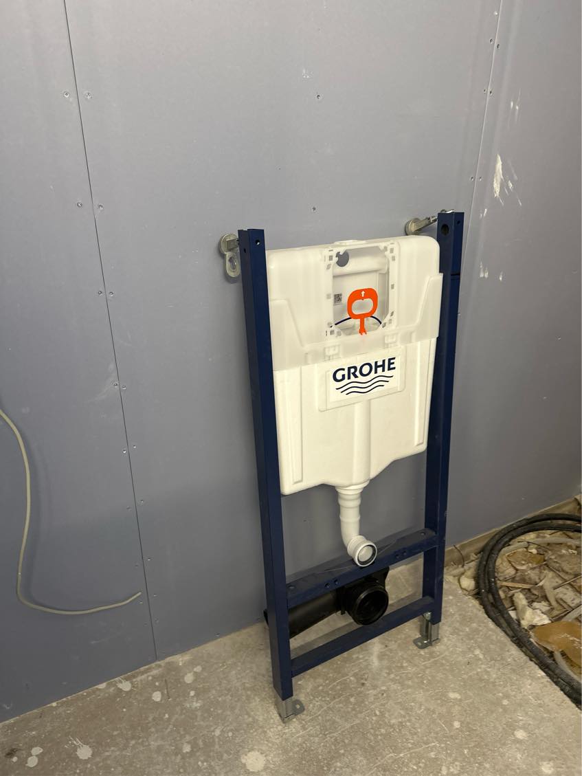 Monter væghængt toilet