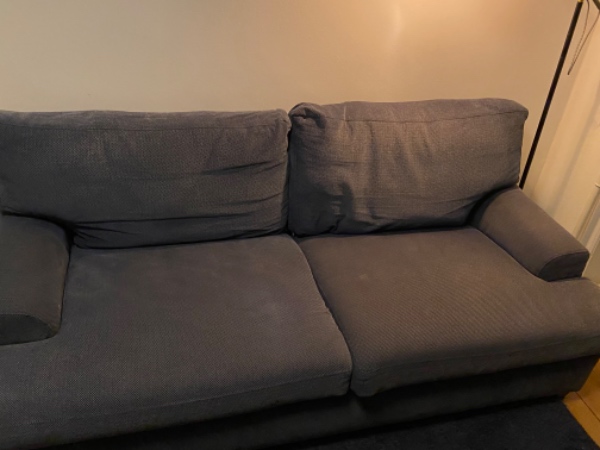 Aflevere sofa på genbrugsstation.