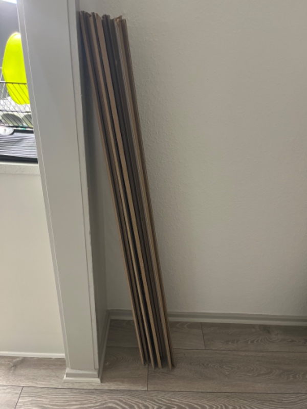 Bortskaffelse af pap affald, flamingo, rester af træplader.