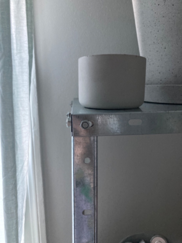 Sat en lampe op i loftet samt sætte en reol fast