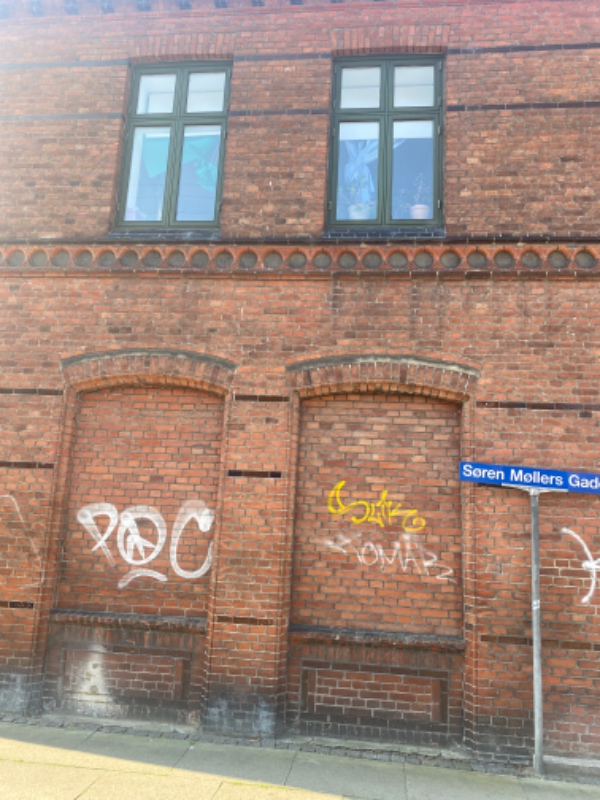 Maling af udendørs vinduer på 1.sal