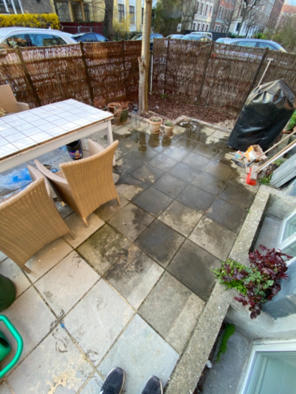 Rensning af fliser i lille have