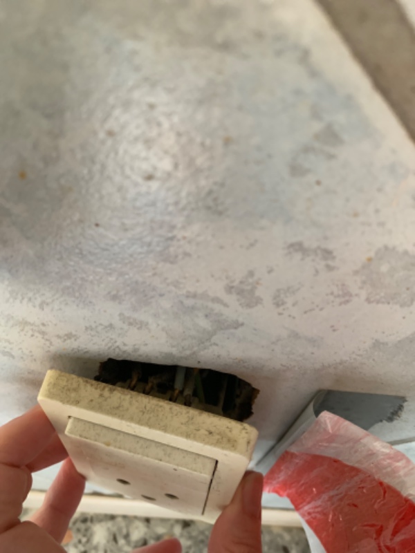 Stikkontakt er faldet ud af væggen