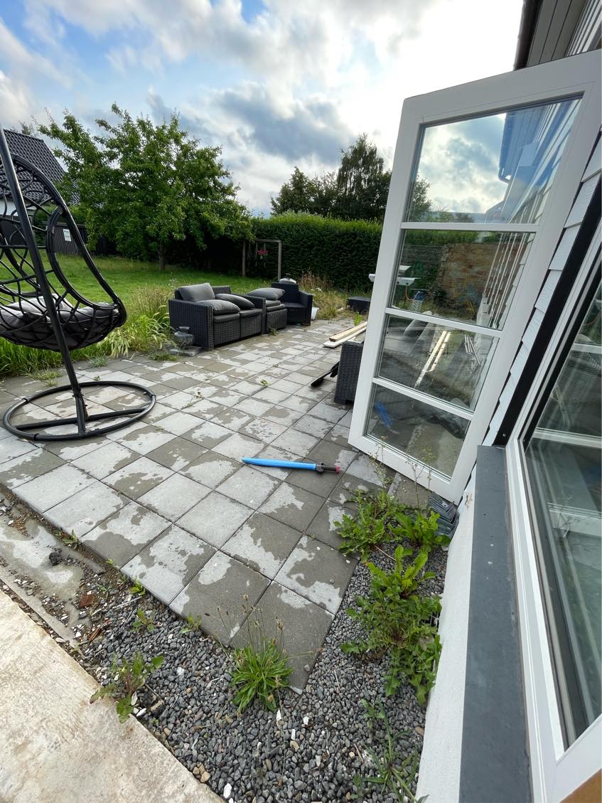 Ukrudtsfjernelse i forsømt have