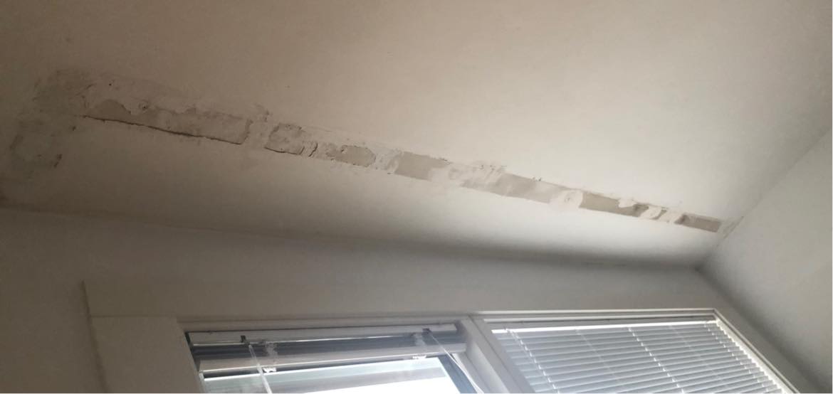 Maler opsætning af filt på blændet dør, lidt loftsmaling på steder som ikke rigtig vil bindes