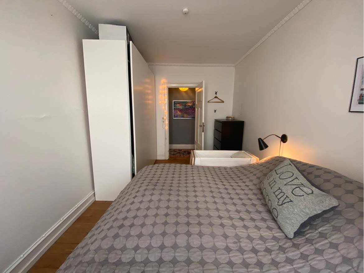 Fuldspartel og filt på vægge og loft i 75 kvm lejlighed