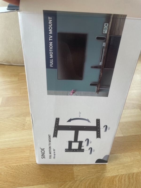 Ophæng af tv med beslag på beton væg, ophæng af lampe overspisebord og ophæng af rullegardiner i køkkenet . Opsætning af greb på tøjskab