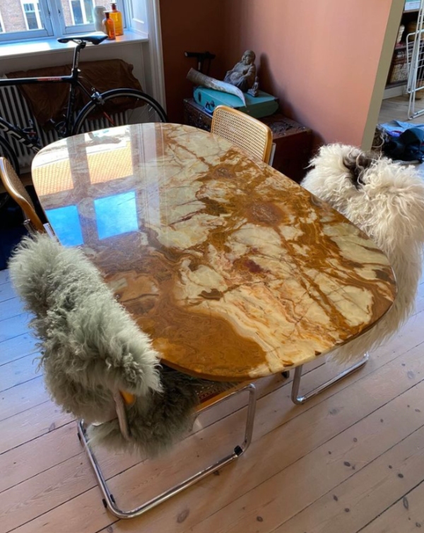 Flytning af marmorbord