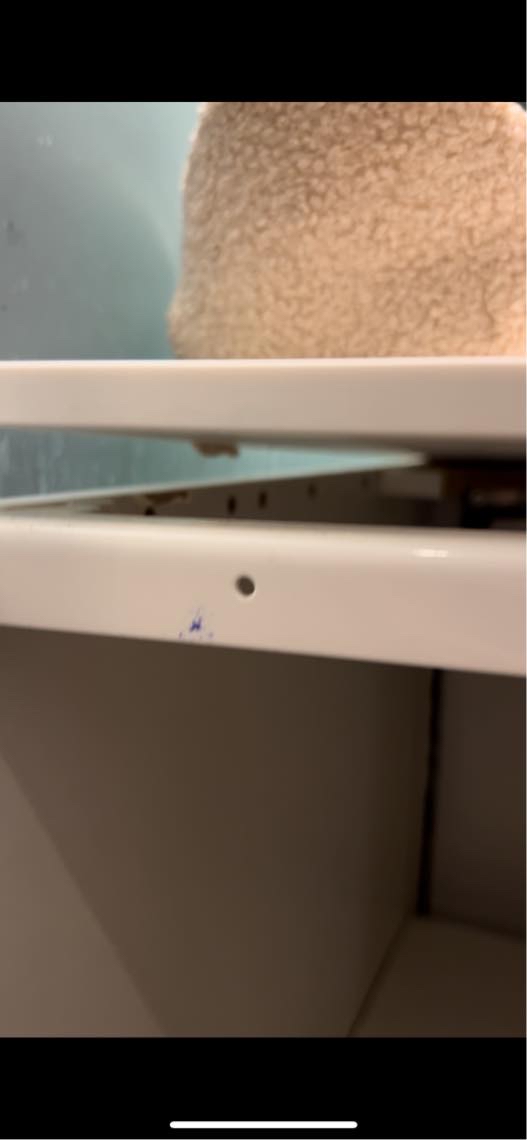 Badeværelsesskab hænger løst fra væg og bordplade