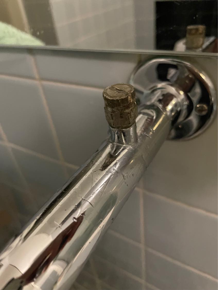 Udskiftning af defekt luftventil på håndklæde-radiator