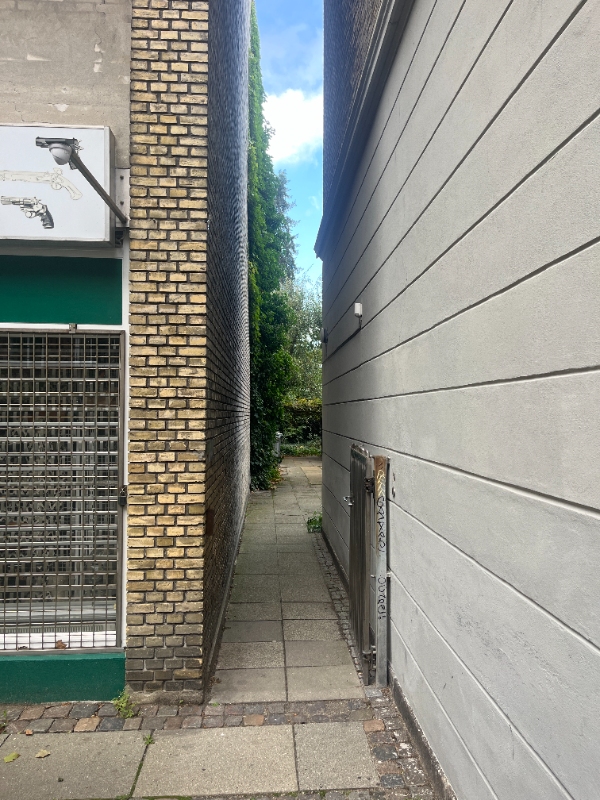 Nivellering af jord-område + lægning af fliser