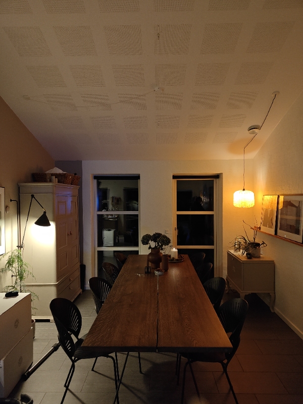 Ophængning af 2 le Klint Soleil lamper over spisebord.