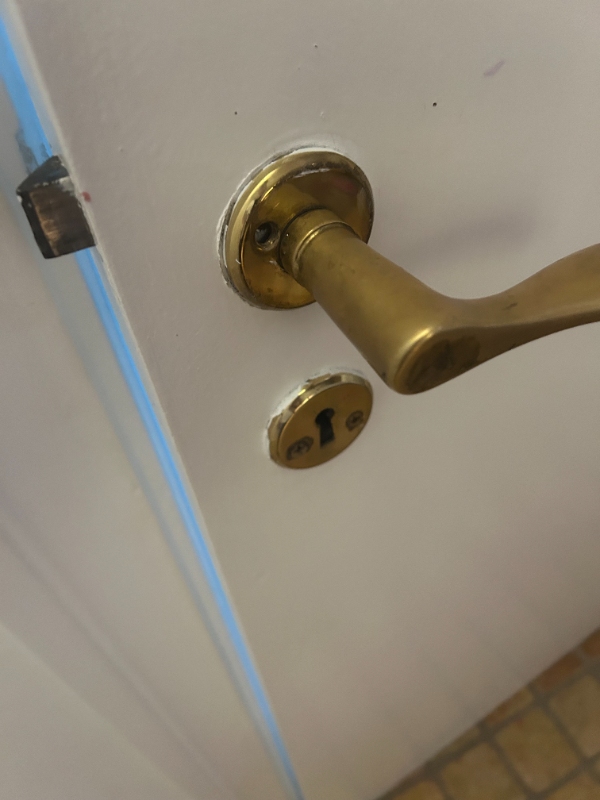 sætte dørhåndtag på plads/fikse løse dårhåndtag