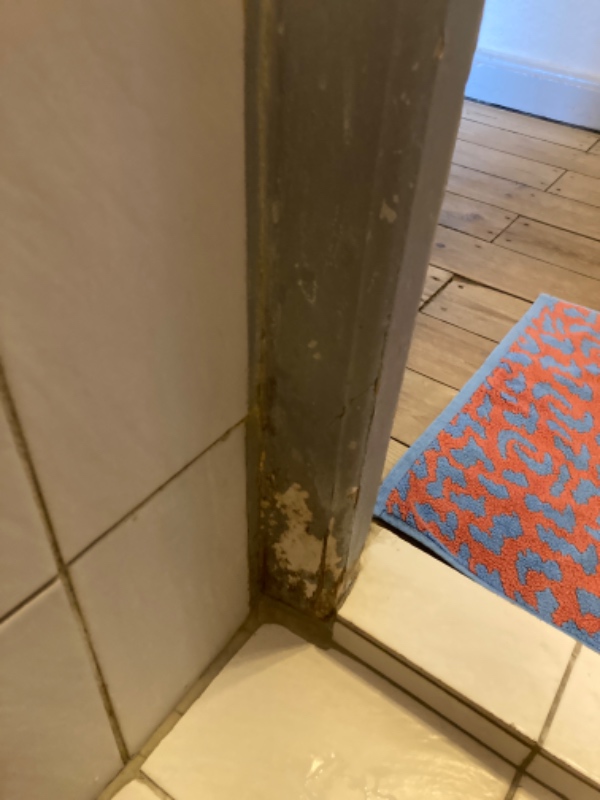 Slebet og malet 2 stk indvendige døre samt dørkarme. Skal males hvidt.