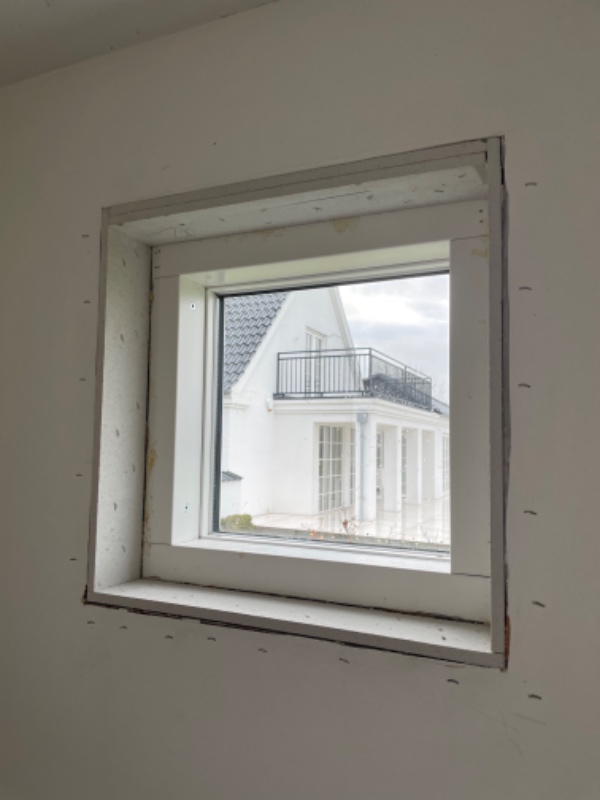 Malerarbejde omkring vindueskarme