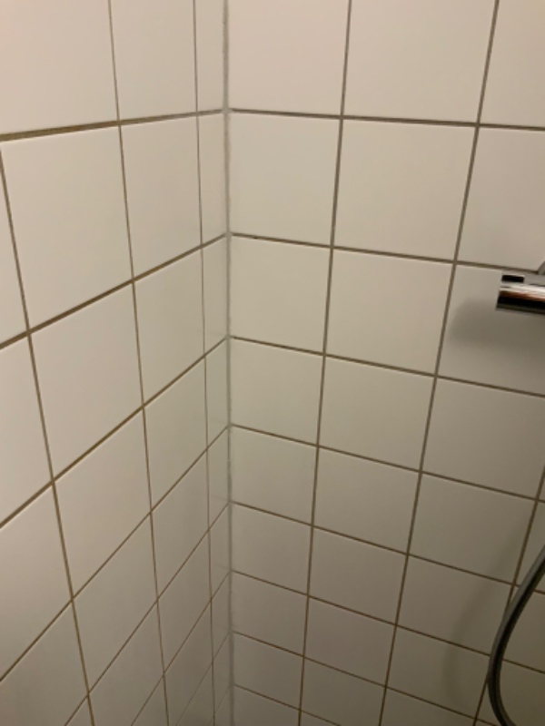 Fuget nye silicone fuger i badeniche.