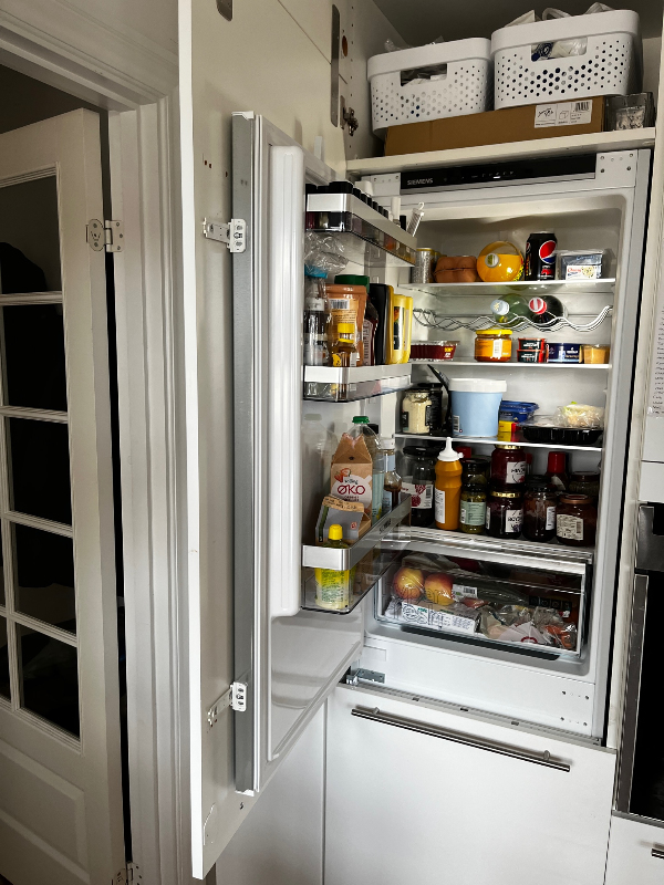 Indbygningslåger til køleskab og fryser sidder forkert. De skal justeres og jeg kan ikke ordne det.