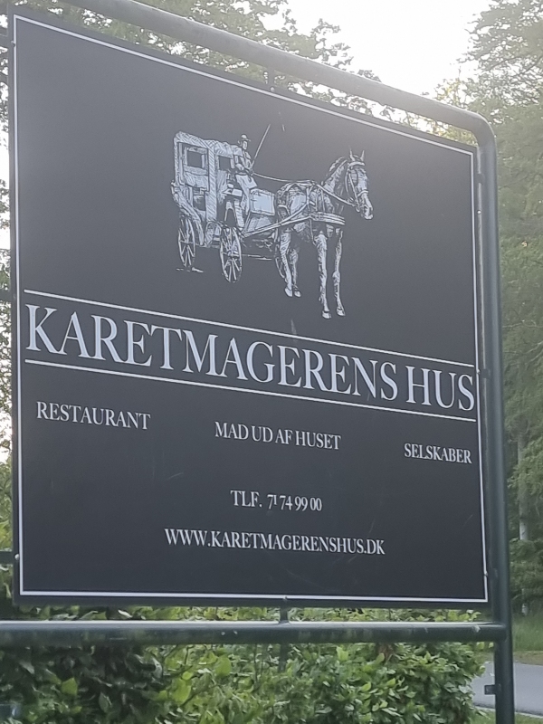 Fasadeskilt til restauranten