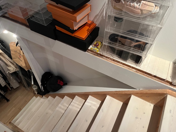 bygget hylder på endevæg på loft