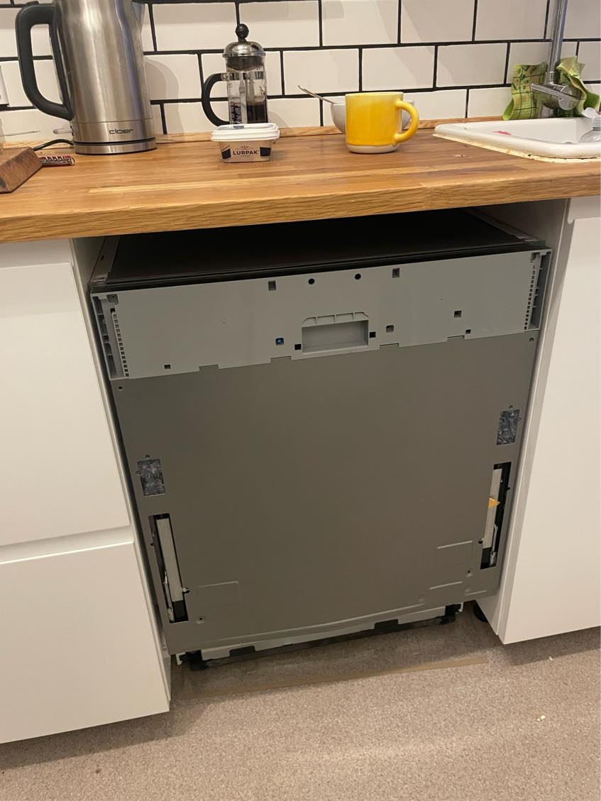 Montering af opvaskemaskine og låge