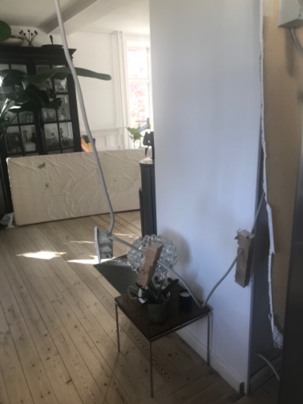 El efter nedrivning af væg