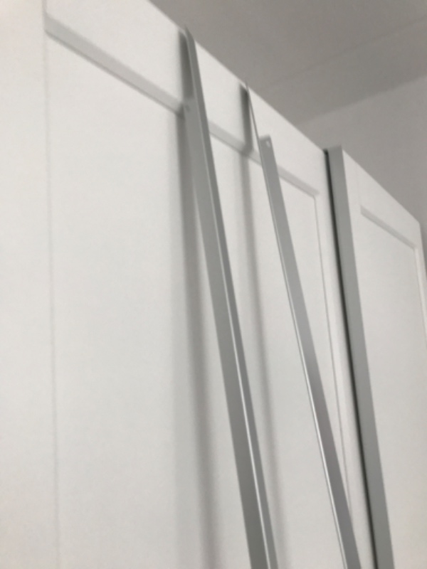 Færdigt samling af skydeskab fra Ikea i soveværelse