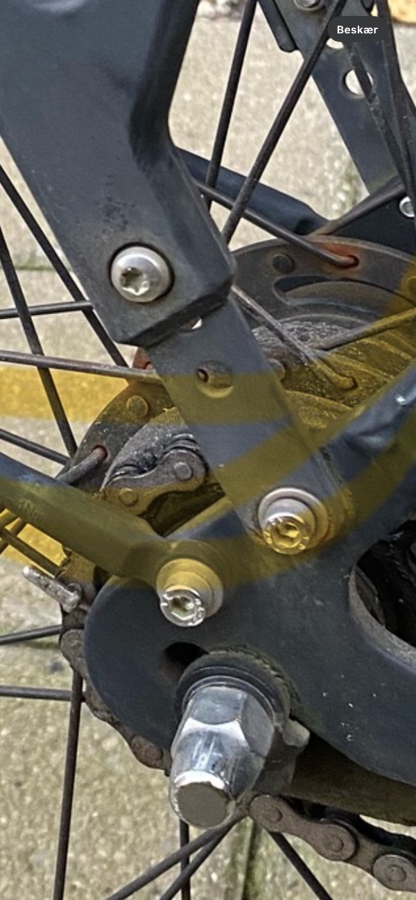 El bagage bære skrues på, helt ny cykel, skruer er løse så den falder af, der skal Bruges en skrue maskine med forskellige bitz.