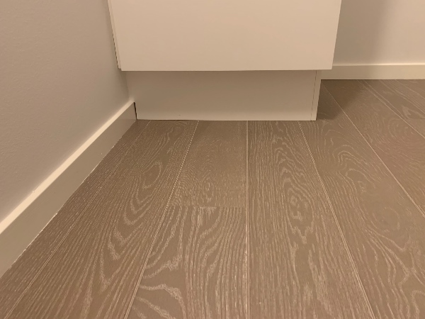 Flytning af to skabe (køkkenskabe) fra to rum til et andet