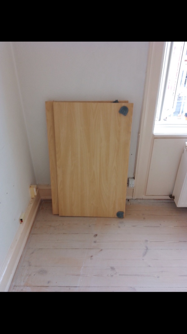 Flyttet garderobeskab. Skabet er skilt ad og skal flyttes fra København Ø til København NV.
